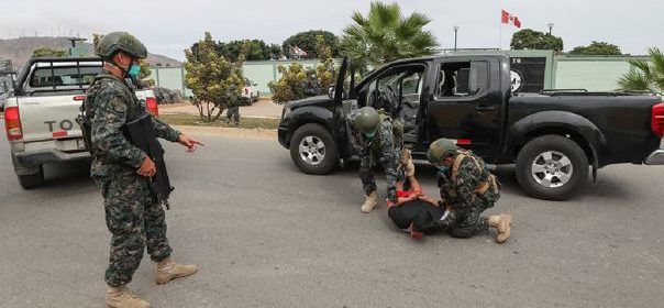 Proponen que el personal militar y policial que hagan empleo y uso de las armas u otros medios de defensa, estén exentos de responsabilidad penalal de delitos.