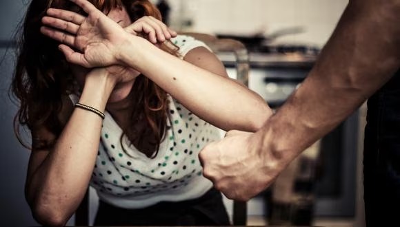 El elemento de convivencia es dispensable en la agresión en contra de mujeres o integrantes del grupo familiar