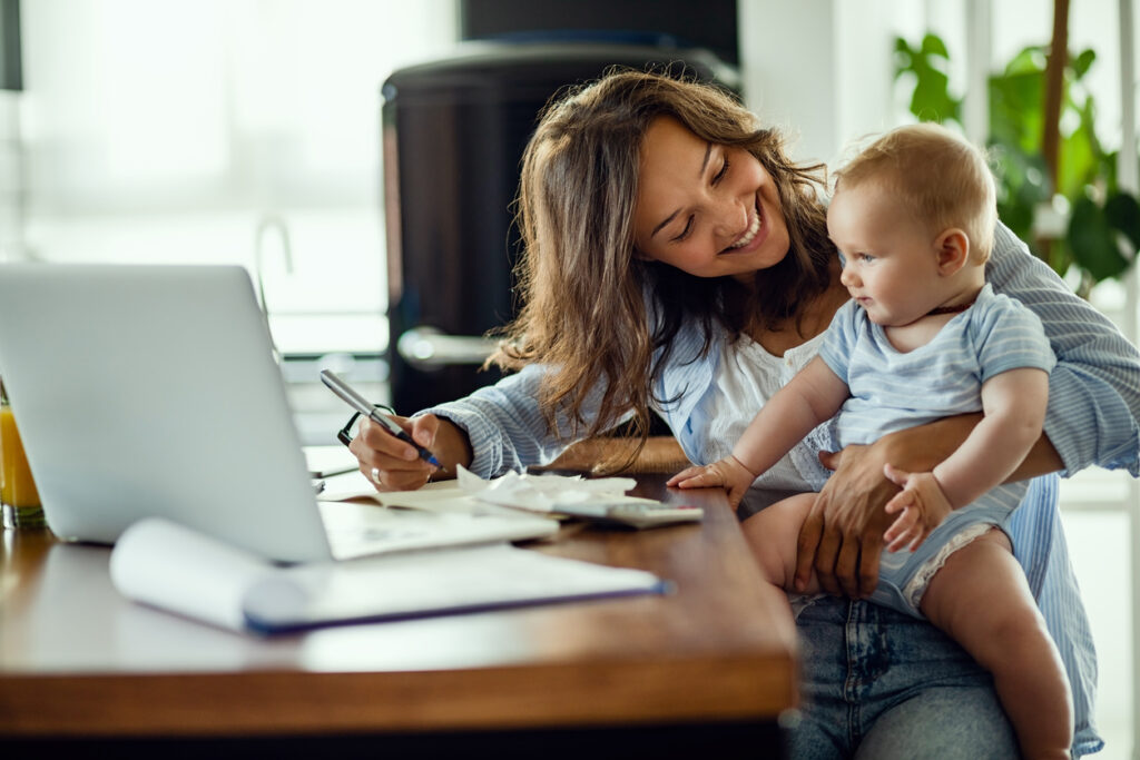 El asumir responsabilidades familiares no trasciende a la relación laboral del madre, como sí ocurre con la madre