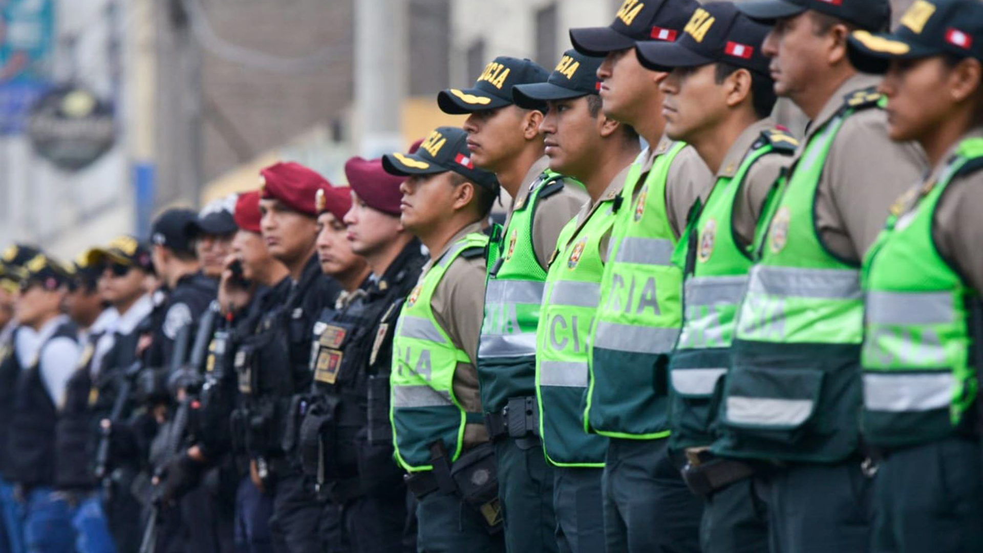 No se puede aplicar la agravante de abuso por razón del cargo a policía que comete delito en día de franco