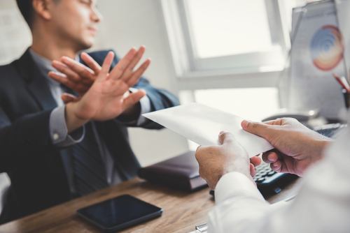 ¿Cuál es la diferencia entre el cohecho activo específico (testigo) y el delito de obstrucción a la justicia?