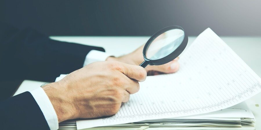 No se puede condenar por falsificación de documentos sin determinar si el documento es público o privado