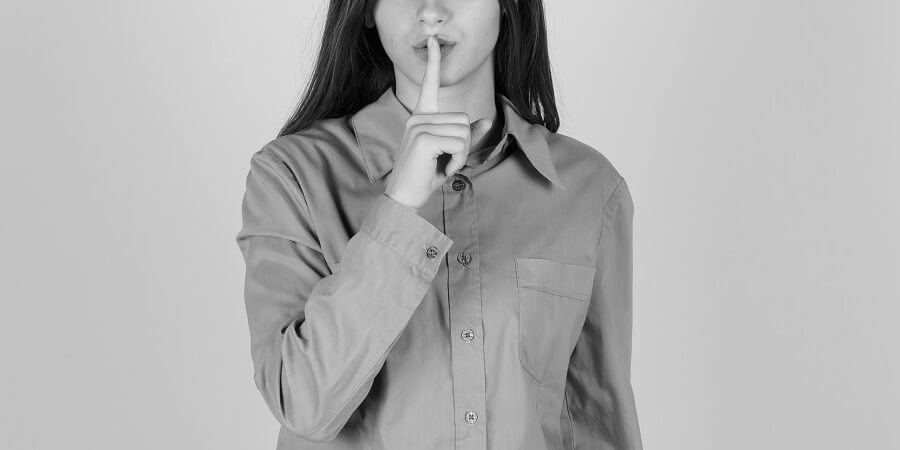Es válido que el investigado informe a través de un escrito que hará uso de su derecho a guardar silencio