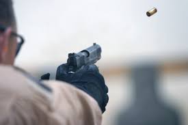 Un resultado positivo de absorción atómica no acredita de manera fechaciente que el imputado realizó los disparos