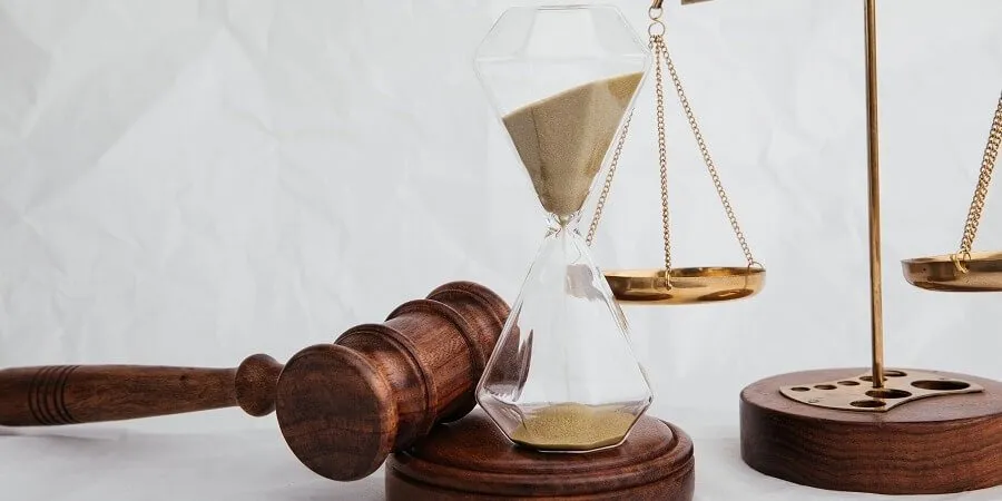 La disposición que inicia diligencias preliminares interrumpe la prescripción solo si individualiza a los investigados