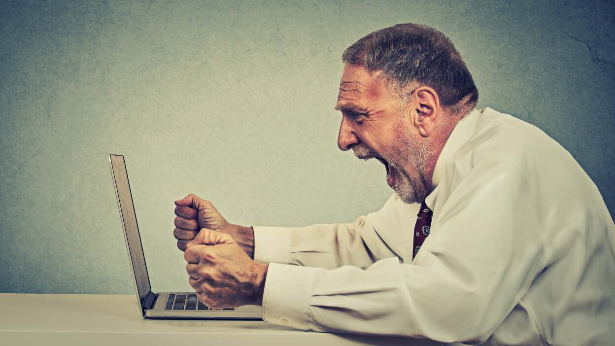 ¿Se configura el delito de difamación cuando se denuncia una estafa en publicaciones de Facebook?